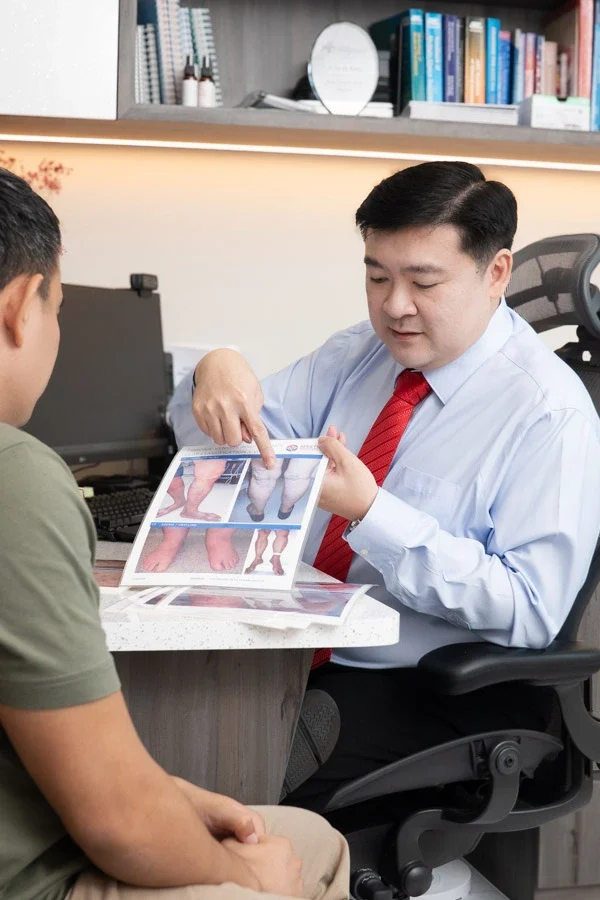 Specialist explaining foot and vascular conditions related to diabetes during patient consultation